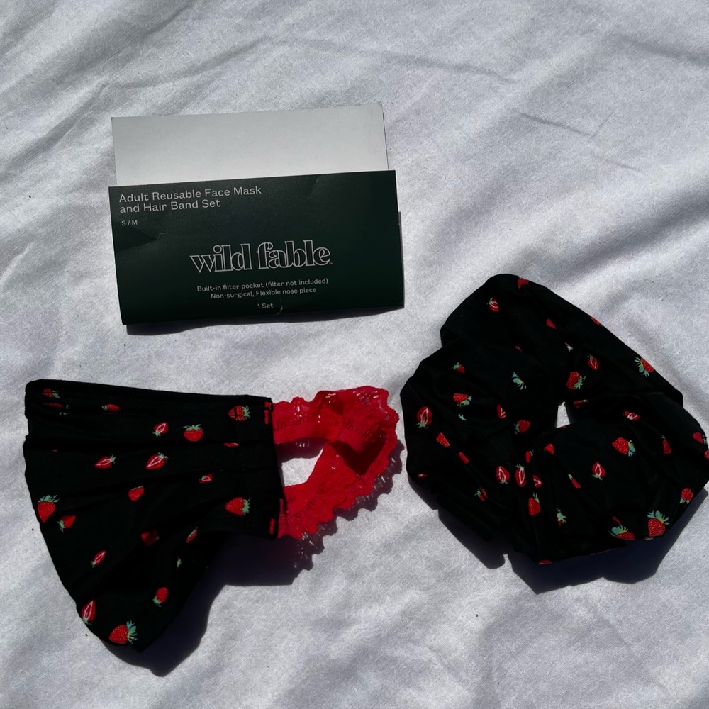 wild fable Black Mask & Strawberry Scrunchie Set
